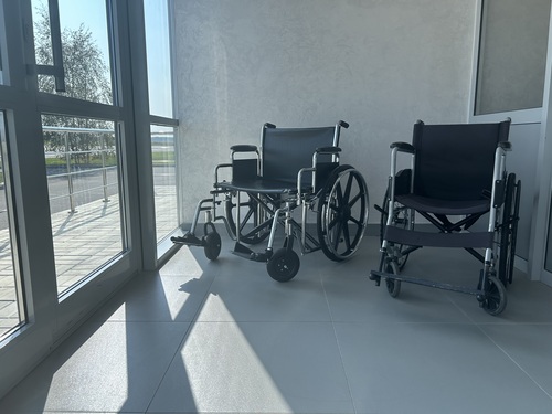 <div>Кресла-коляски для перемещения по территории аэропорта находятся в службе организации перевозок. Для вызова сотрудника службы воспользуйтесь кнопкой вызова помощи, которая расположена справа от входа в терминал аэровокзала.</div>